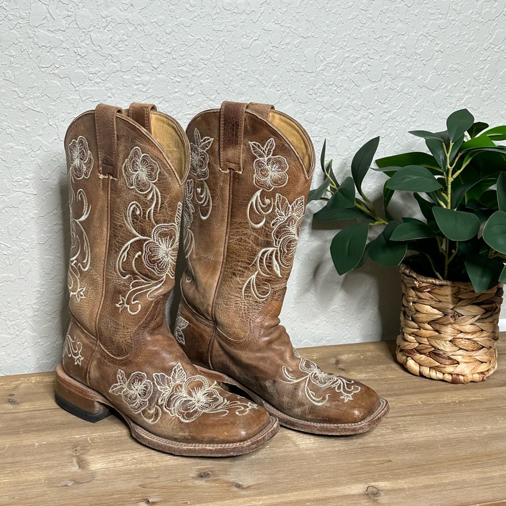Cheyenne Brown distressed leather boot with floral engrave design size 6 M
